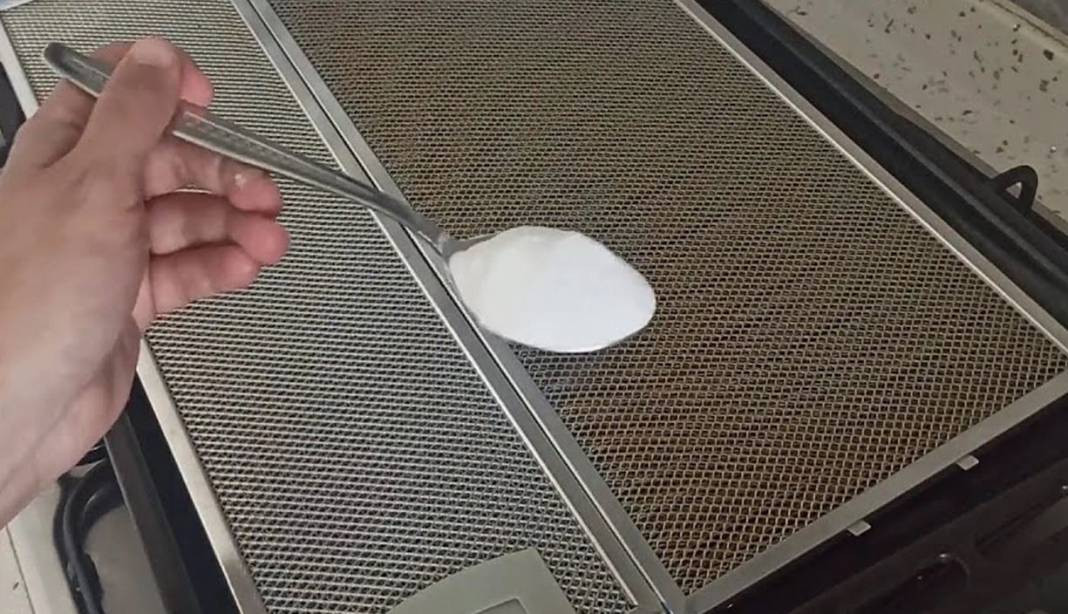 Aspiratörlerdeki yağ lekelerini söküp atıyor! Kaynayan suya 2 şişe eklemeniz yeterli… - Resim: 14